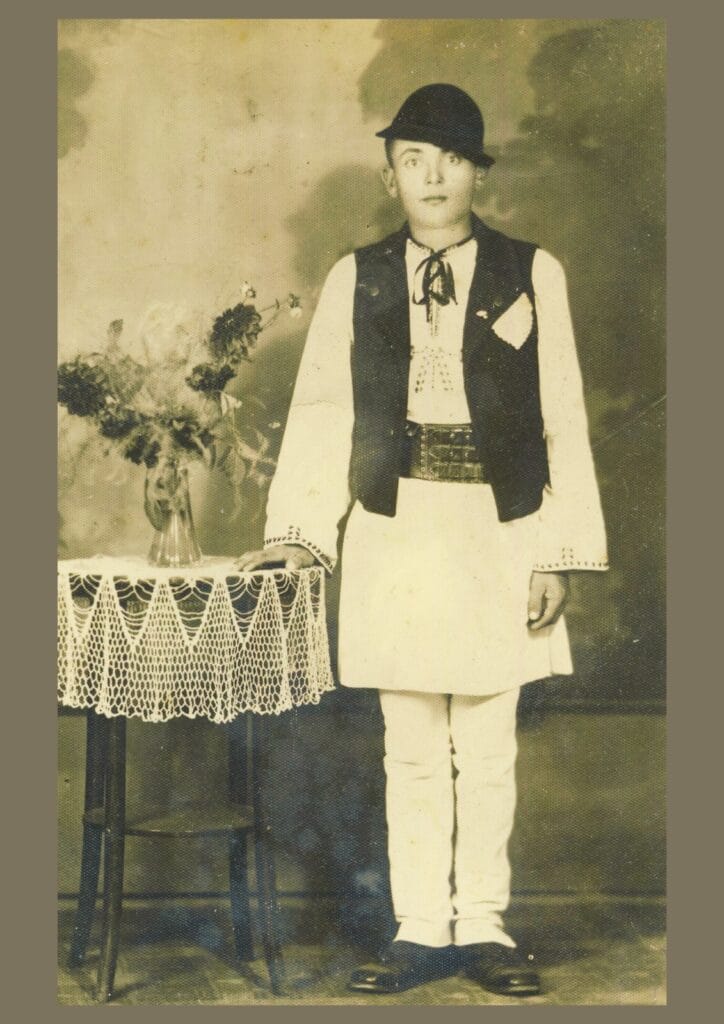 Ioan Dragomir - adolescent îmbrăcat în costumul popular din zona Sibiului (foto din arhiva familiei)